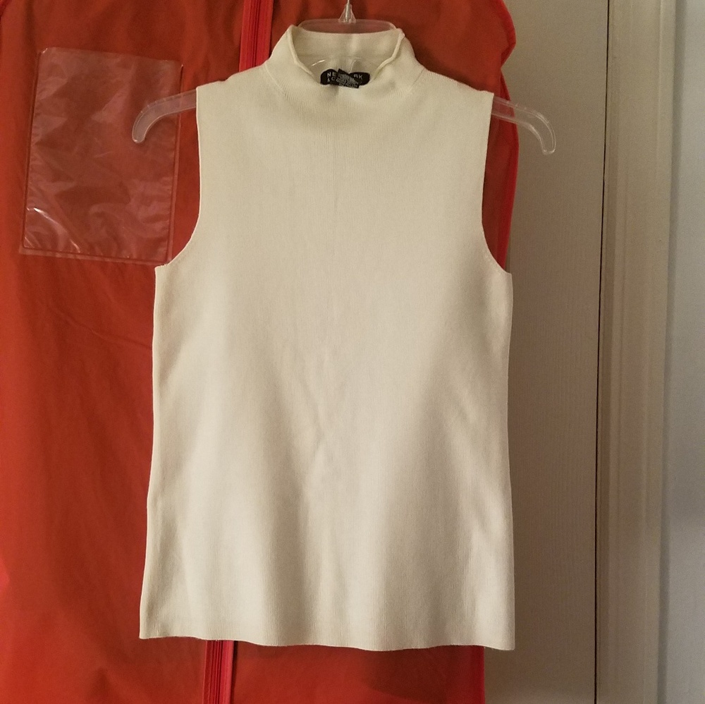 Sleveless sweater top